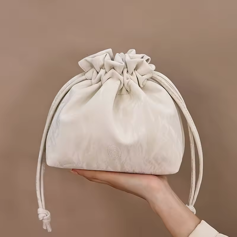 New Custom Logo Cosmetic Bag Quality Flowing Shining Fabric Lazy Portable Drawstring Makeup Bag Sustainable Cosmetic Bag
