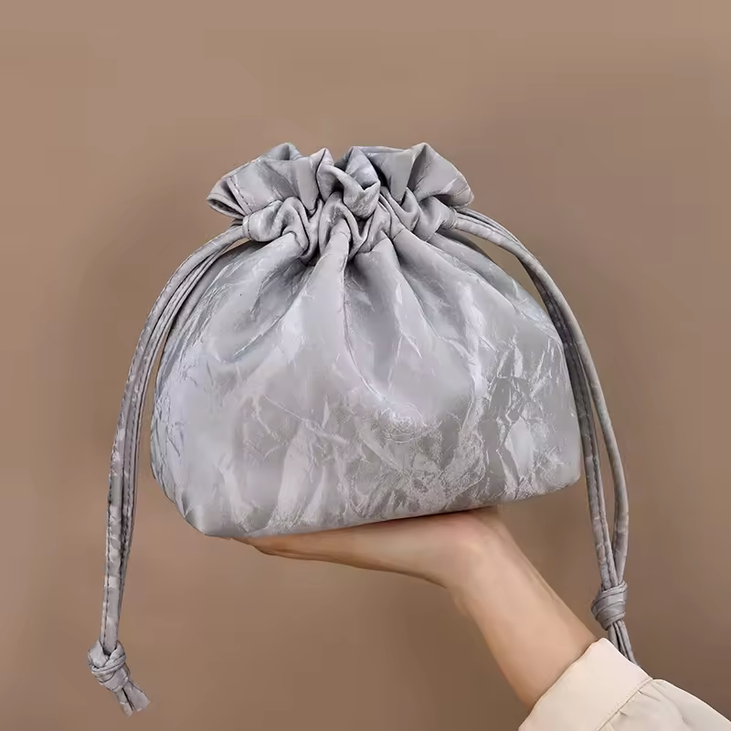 New Custom Logo Cosmetic Bag Quality Flowing Shining Fabric Lazy Portable Drawstring Makeup Bag Sustainable Cosmetic Bag