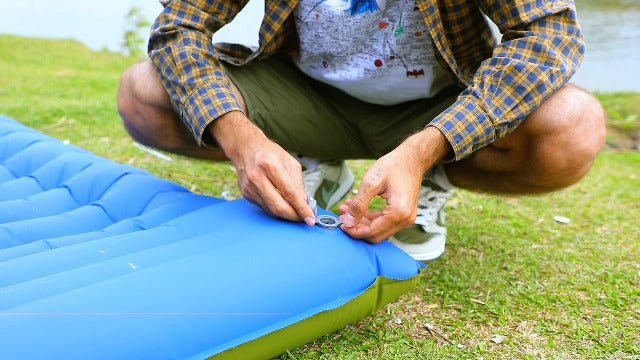 Camping Sleeping Pad, Ultralight Camping Mat with Pillow, Built-in Foot Pump Inflatable Sleeping Pads Compact for Camping Backpacking Hiking Traveling Tent,Single,Green