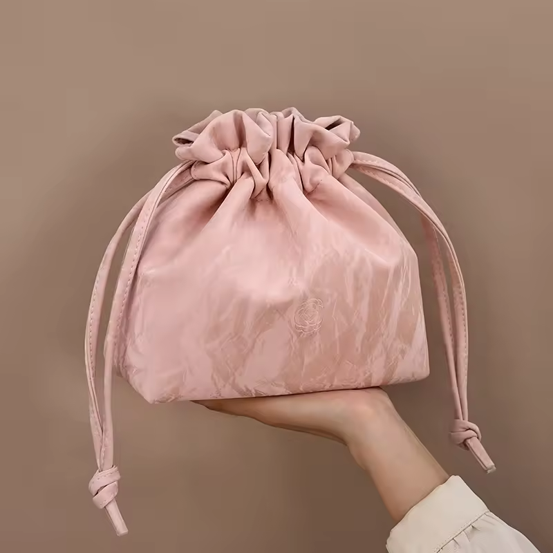 New Custom Logo Cosmetic Bag Quality Flowing Shining Fabric Lazy Portable Drawstring Makeup Bag Sustainable Cosmetic Bag