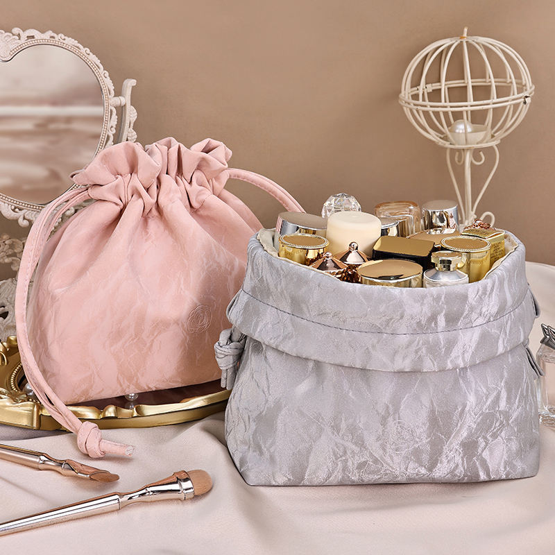 New Custom Logo Cosmetic Bag Quality Flowing Shining Fabric Lazy Portable Drawstring Makeup Bag Sustainable Cosmetic Bag