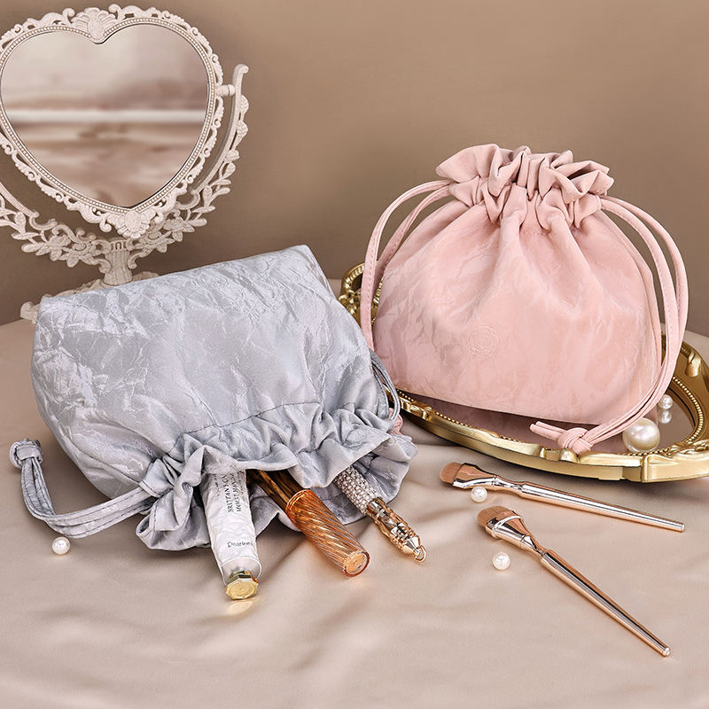 New Custom Logo Cosmetic Bag Quality Flowing Shining Fabric Lazy Portable Drawstring Makeup Bag Sustainable Cosmetic Bag