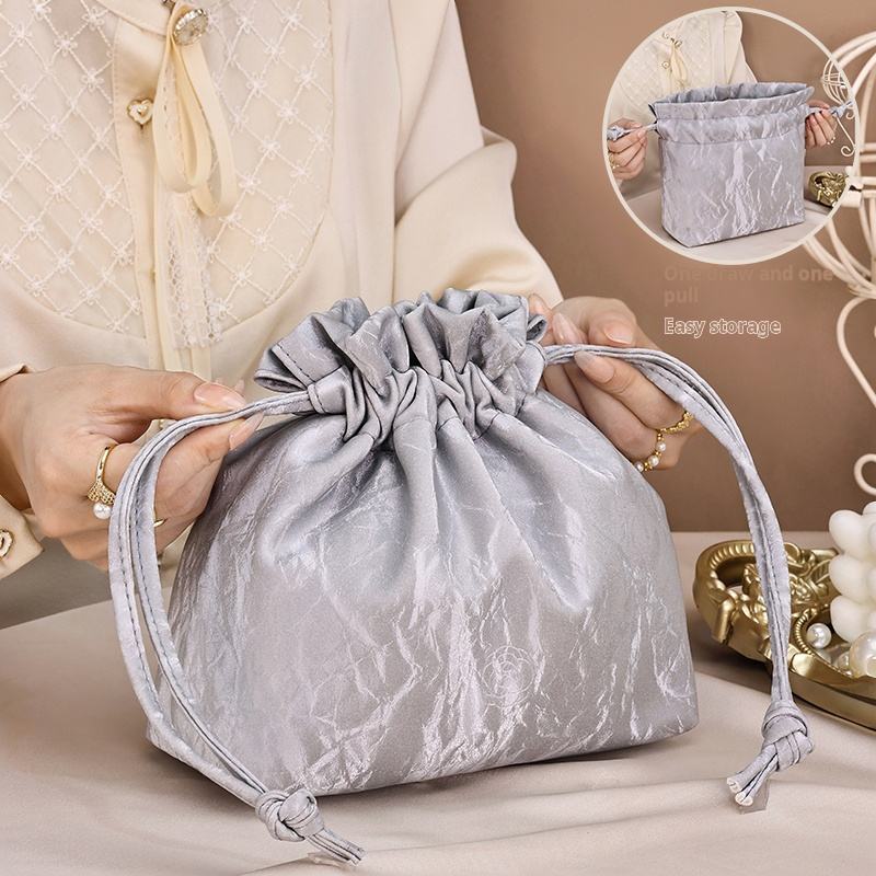 New Custom Logo Cosmetic Bag Quality Flowing Shining Fabric Lazy Portable Drawstring Makeup Bag Sustainable Cosmetic Bag