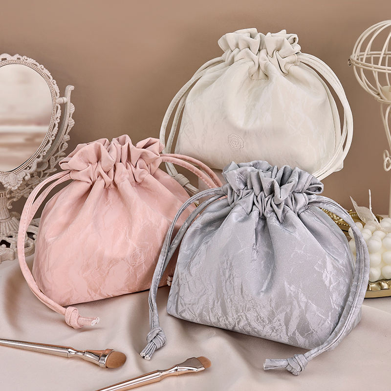 New Custom Logo Cosmetic Bag Quality Flowing Shining Fabric Lazy Portable Drawstring Makeup Bag Sustainable Cosmetic Bag