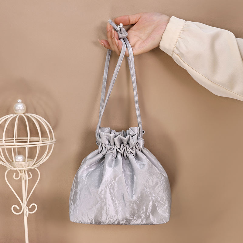 New Custom Logo Cosmetic Bag Quality Flowing Shining Fabric Lazy Portable Drawstring Makeup Bag Sustainable Cosmetic Bag